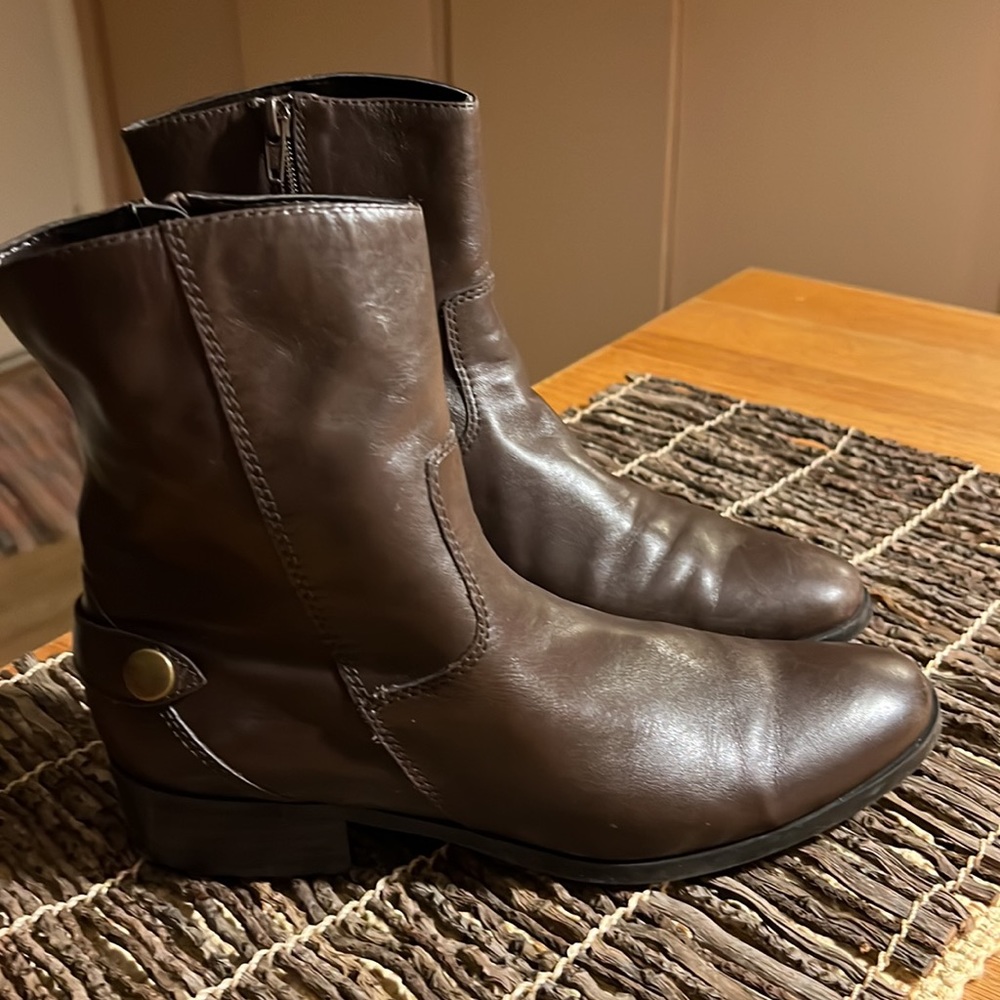 Marc Fisher soft brown leather boots, size 7 1/2 medium in great condition